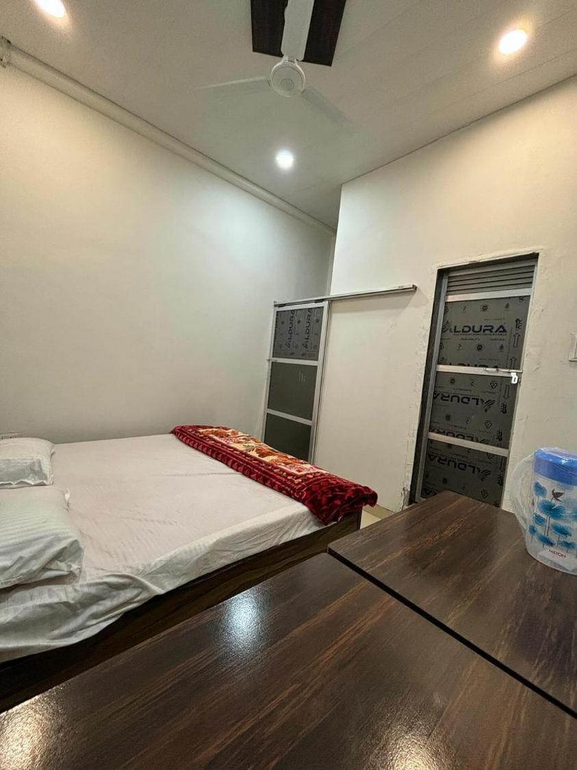 Madhuri Guest House Varanasi Dış mekan fotoğraf